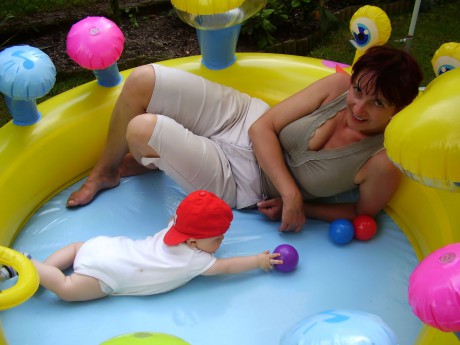 Taťkovy narozeniny a já slavím s babičkou v bazénku.